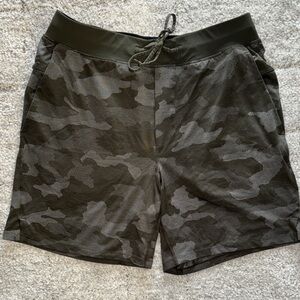 Lululemon men’s L large shorts olive green camo